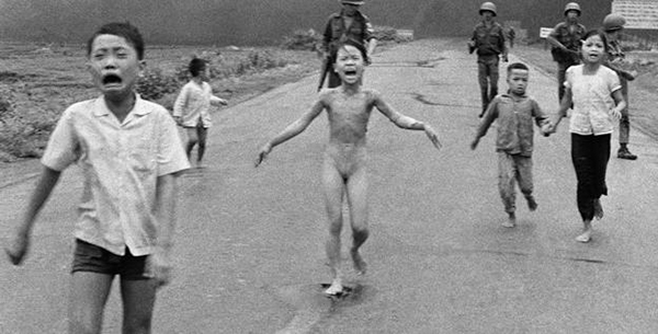 Vietnamitas huyen de su aldea en Vietnam del Sur tras un bombardeo de napalm.